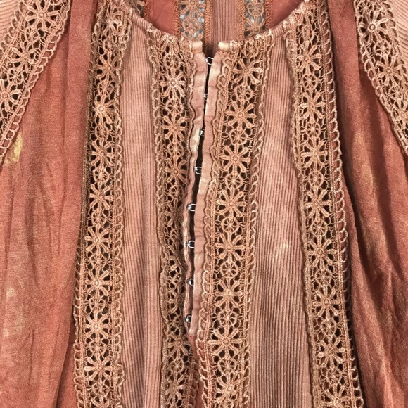 Gimmicks BKE  Boho Crochet Distressed Rust Top XS - Picture 4 of 8